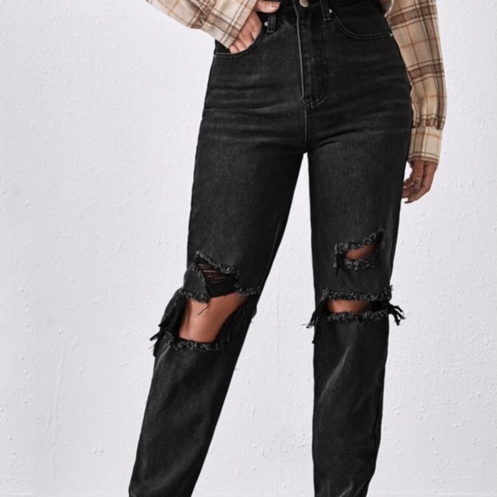 Black high wasted mom jeans.